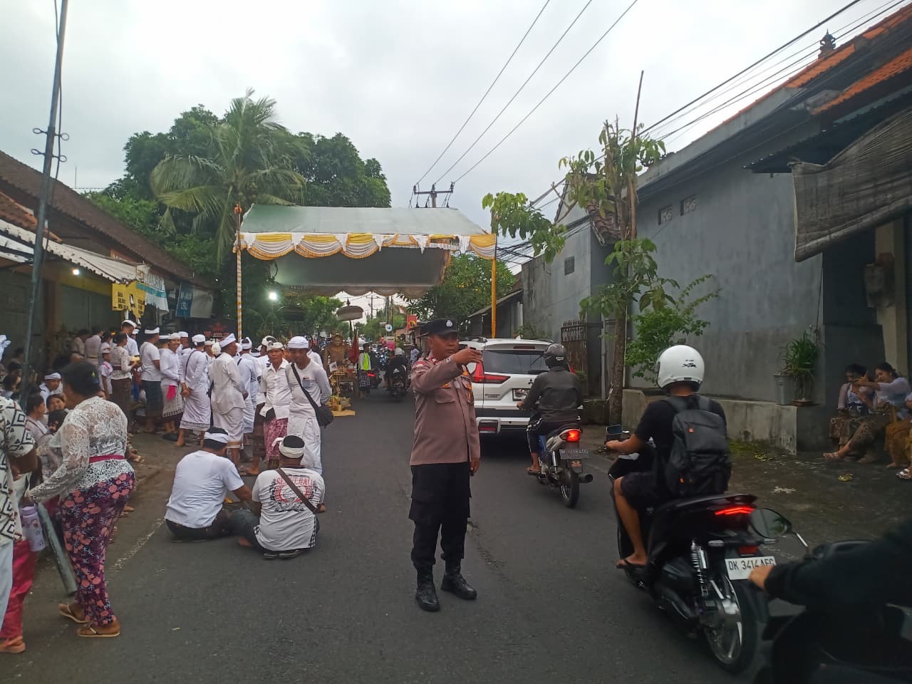Bhabinkamtibmas Tibubeneng Amankan Ritual Pecaruan Di Jalan Raya Padonan
