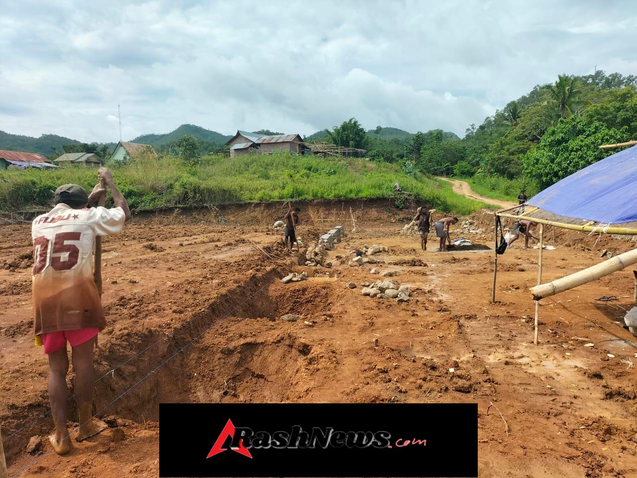 Babinsa Pastikan Pekerjaan Pondasi Koperasi Berjalan Aman dan Lancar