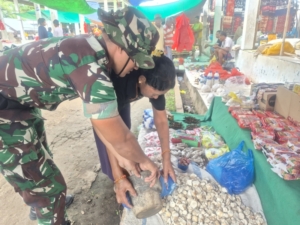 Babinsa Kodim 1601/Sumba Timur Lakukan Pemantauan Harga Pasar