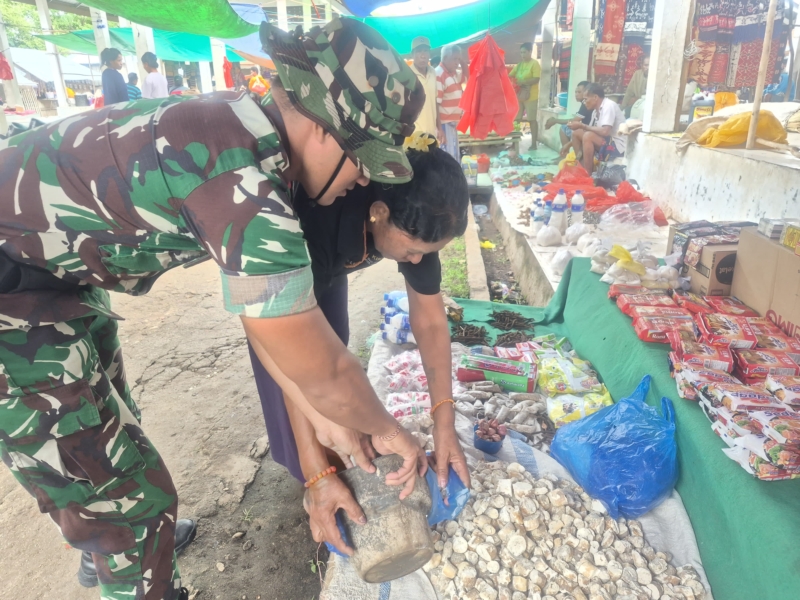 Babinsa Kodim 1601/Sumba Timur Lakukan Pemantauan Harga Pasar