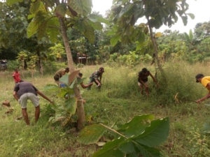 Gotong Royong Babinsa dan Warga Desa Ponu Jadi Contoh Kepedulian Sosial