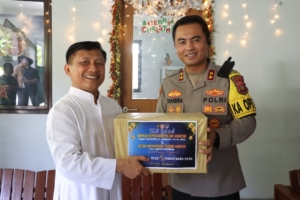 Kapolres Gianyar Laksanakan Program Minggu Kasih di Gereja Santa Maria Ratu Rosari, Serahkan Bingkisan Sembako