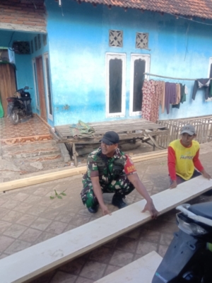 Semangat Kebersamaan, Babinsa Kempo Aktif dalam Gotong Royong Sosial