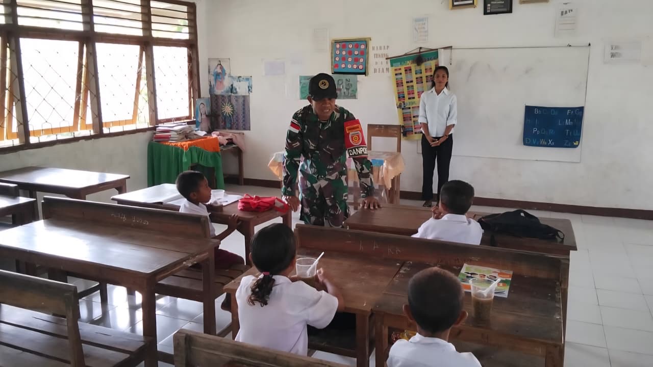 Satgas Pamtas RI–RDTL Tebar Kehangatan di SDK Wesoer Haekkesak