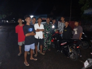 Patroli Malam Babinsa Hu’u Imbau Remaja Tidak Berkeluyuran Larut Malam