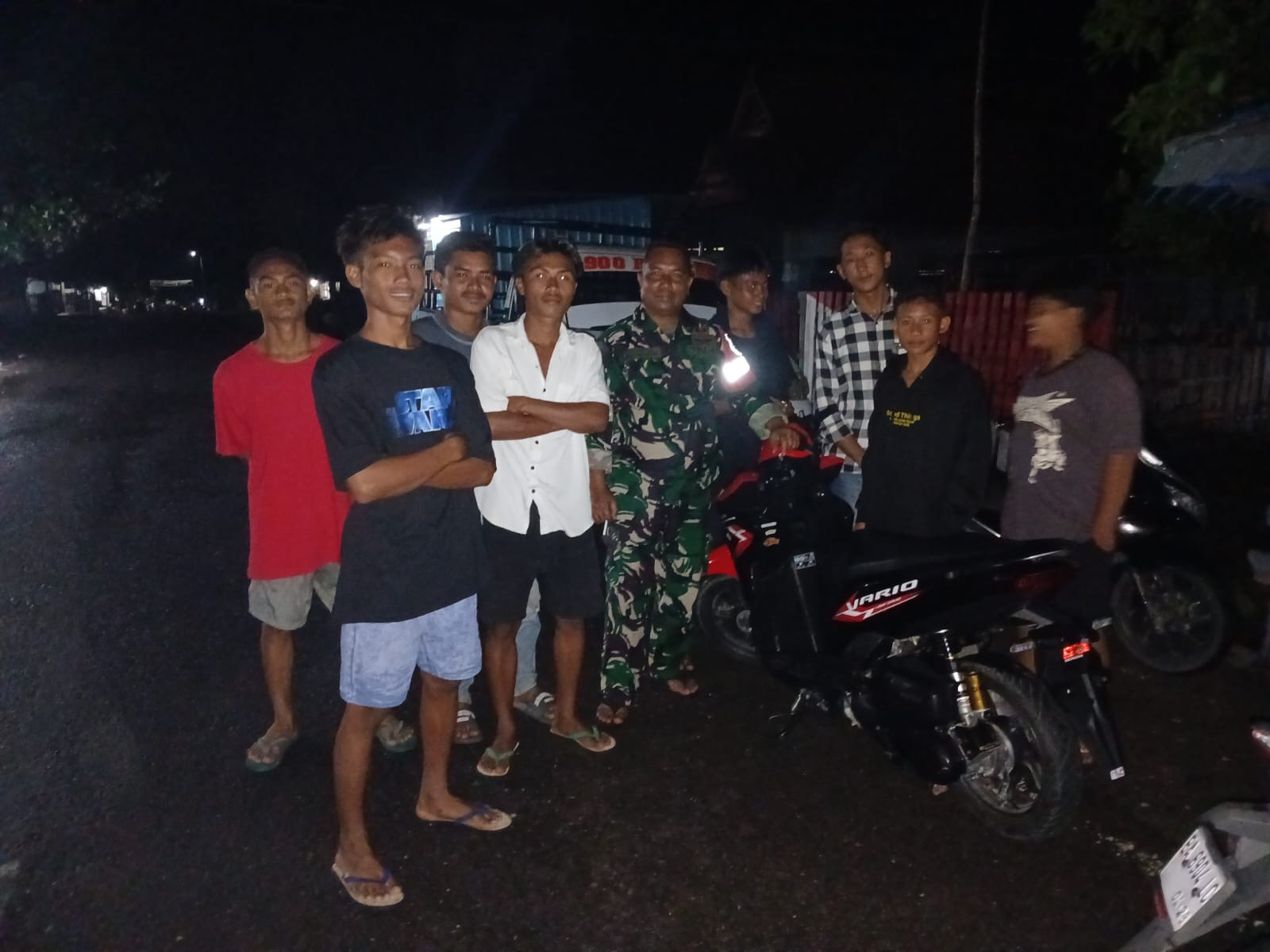 Patroli Malam Babinsa Hu’u Imbau Remaja Tidak Berkeluyuran Larut Malam