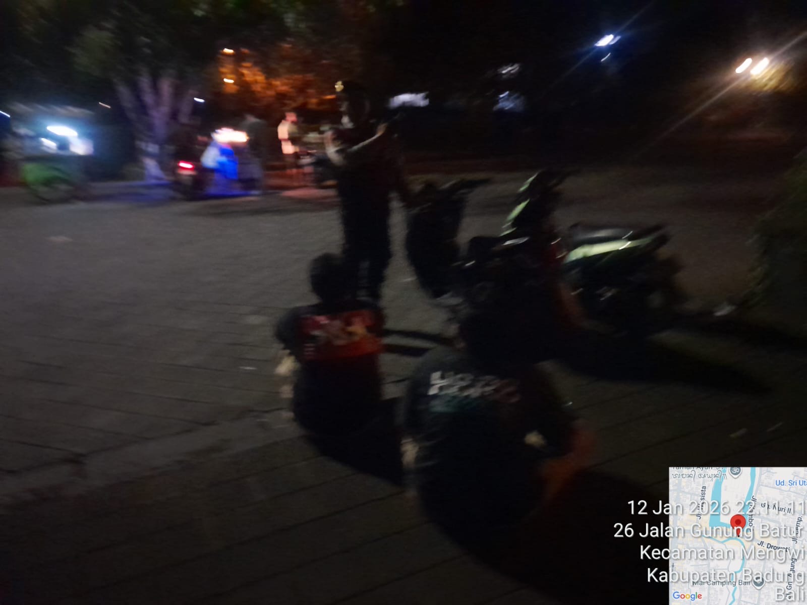 Patroli di Kawasan Taman Ayun Samapta Polsek Mengwi Sampaikan Imbauan Kamtibmas