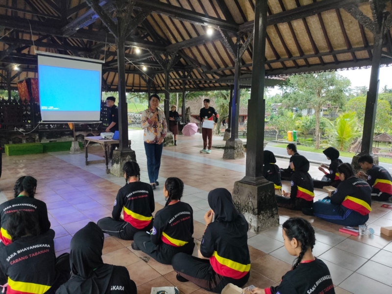 Polwan Polres Tabanan Edukasi Tertib Lalu Lintas dan Bahaya Narkoba kepada Saka Bhayangkara di TPB Margarana