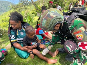 Dari Pos ke Rumah Masyarakat Satgas Yonif 743/PSY Tebar Sehat Di Kampung Yambi