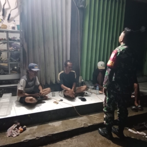 Babinsa Hu’u Ingatkan Warga Bahaya Banjir Akibat Curah Hujan Tinggi