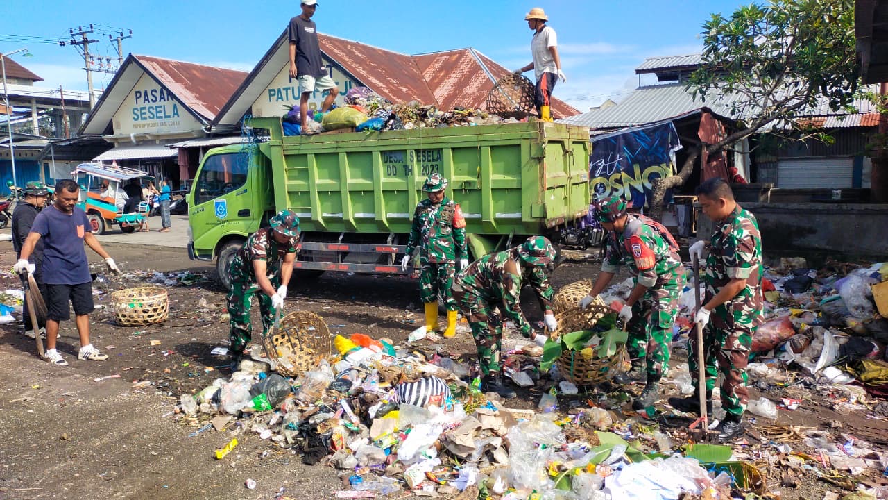 Sinergi TNI dan Warga Atasi Sampah Pasar Sesela