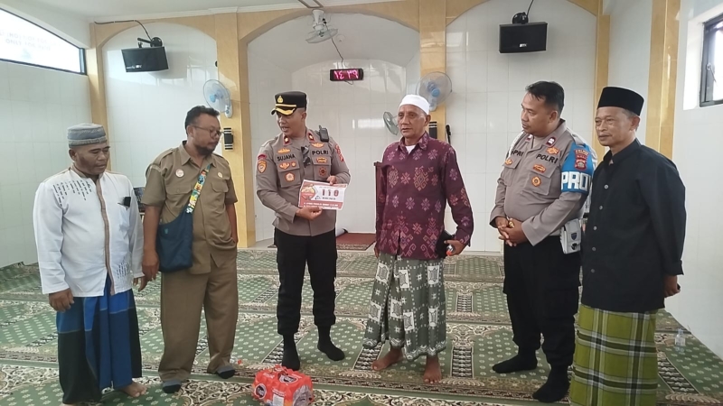 Kapolsek Klungkung Sosialisasikan Layanan Call Center 110 kepada Masyarakat.