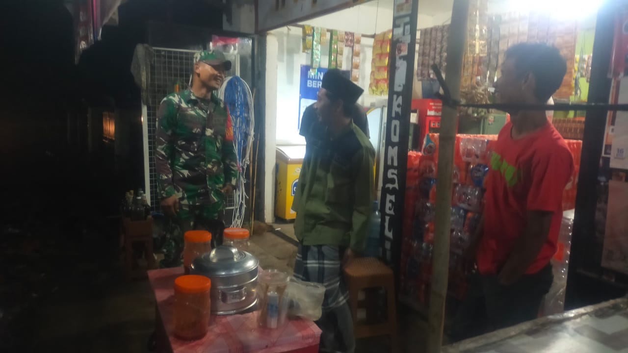Jaga Wilayah Tetap Aman, Babinsa Sambelia Intensifkan Patroli Malam di Desa Senanggalih