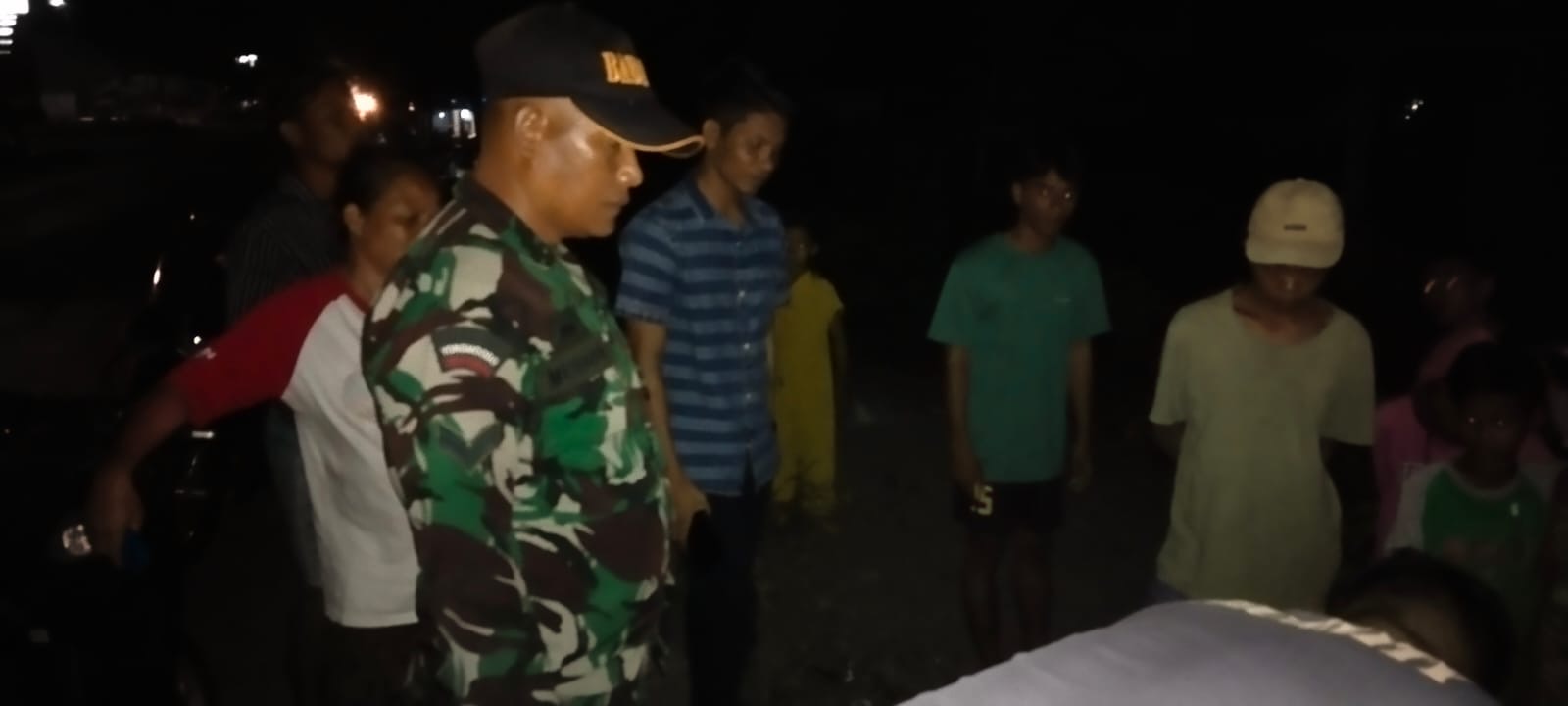 Koramil Manggelewa Tingkatkan Keamanan Lingkungan Melalui Ronda Bersama Warga