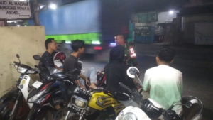 Patroli Dialogis Babinsa Mamben Lauk Pererat Silaturahmi dan Tekan Perilaku Menyimpang Pemuda