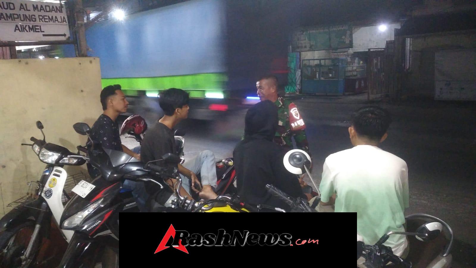 Patroli Dialogis Babinsa Mamben Lauk Pererat Silaturahmi dan Tekan Perilaku Menyimpang Pemuda