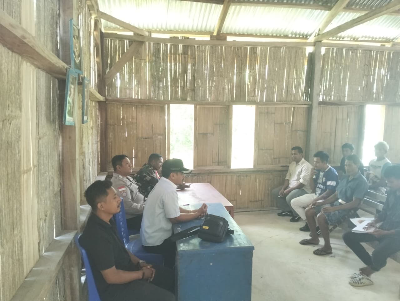 Dukung Pembangunan Desa, Babinsa Koramil 01/Loli Ikuti Rapat Bersama Pemdes