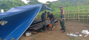 Dukung Pembangunan Desa, Babinsa Senayan Awasi Pengecatan Koperasi Merah Putih