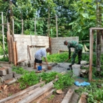 Pererat Kemanunggalan TNI–Rakyat, Babinsa Bantu Pengecoran Rumah Warga