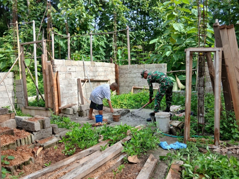Pererat Kemanunggalan TNI–Rakyat, Babinsa Bantu Pengecoran Rumah Warga