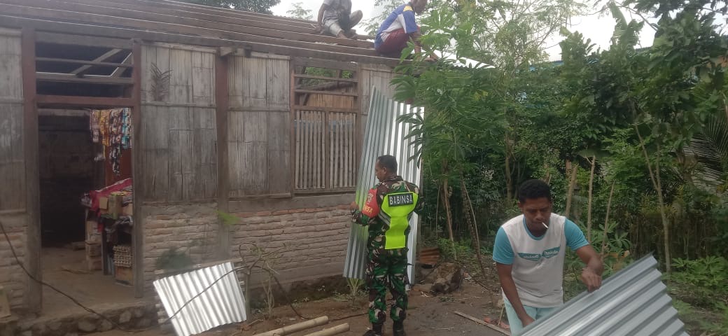 Wujud Kepedulian, Babinsa Bantu Perbaikan Rumah Warga di Desa Riangrita