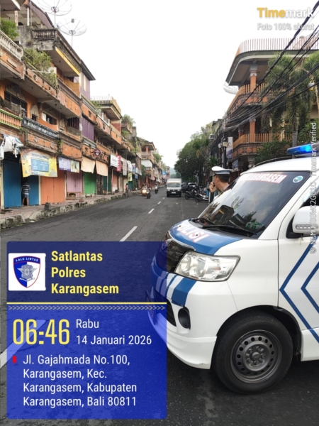 Anggota Kamsel Satuan Lalu Lintas Polres Karangasem Laksanakan Penerangan keliling di Pasar Timur Amlapura