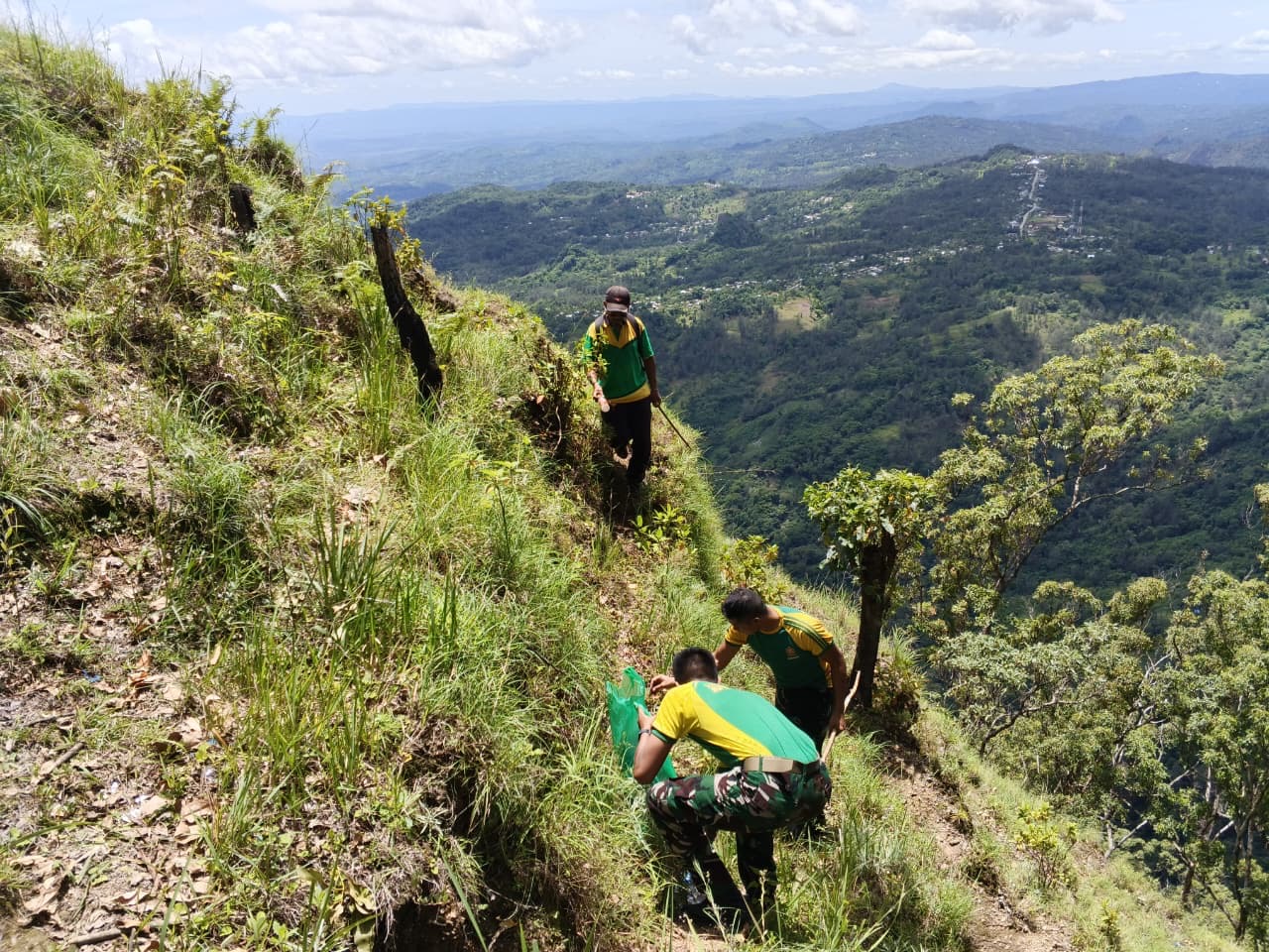 Satgas Pamtas Yonarhanud 2 Kostrad Bersih Bersih Lingkungan Gunung Binone Bersama Masyarakat Desa