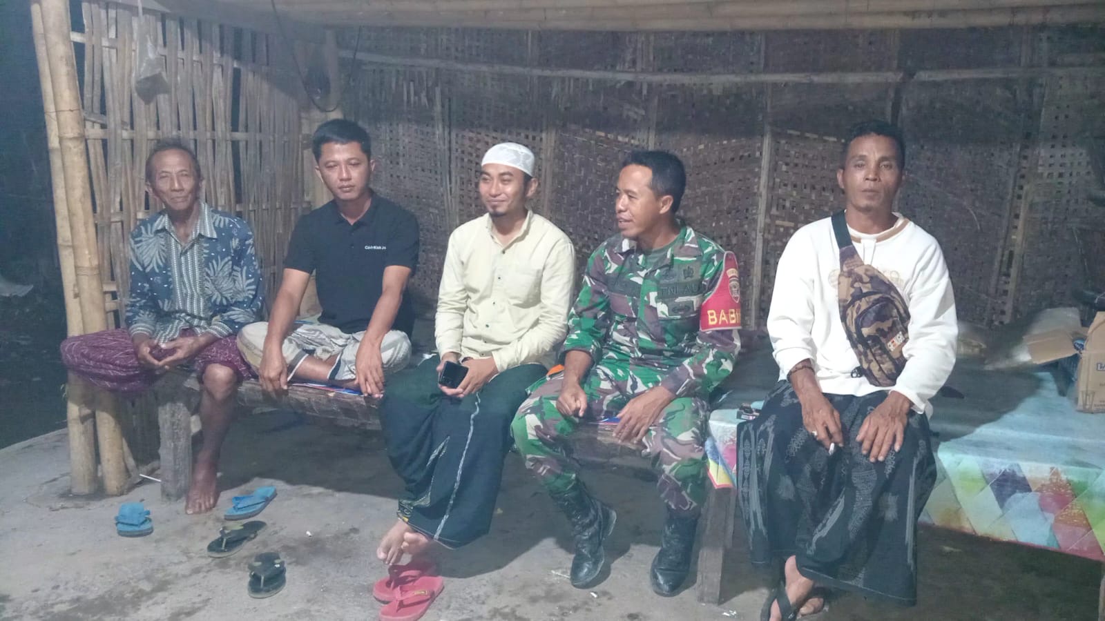 Babinsa Lenek Patroli Humanis, Perkuat Kamtibmas dan Kesadaran Kebersihan Warga