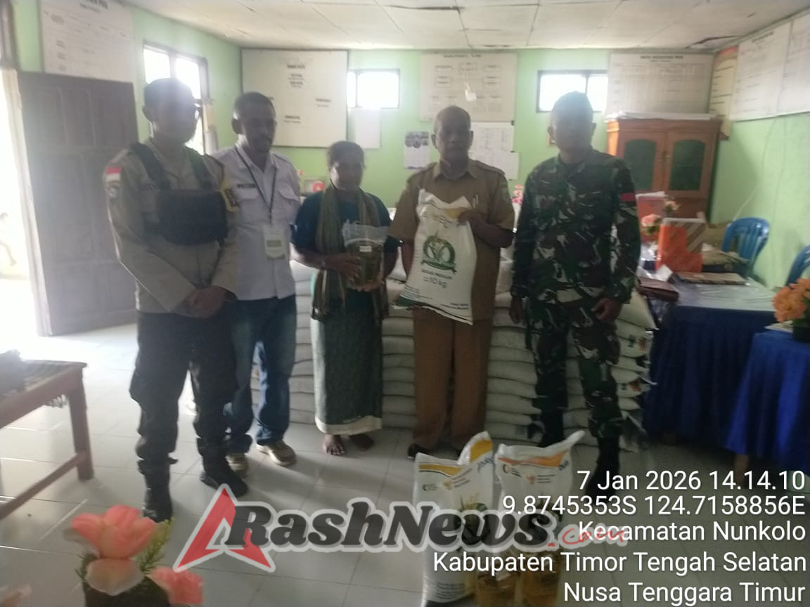 Kolaborasi Babinsa dan Aparat Desa Sukseskan Pembagian Beras dan Minyak Goreng di Nunkolo