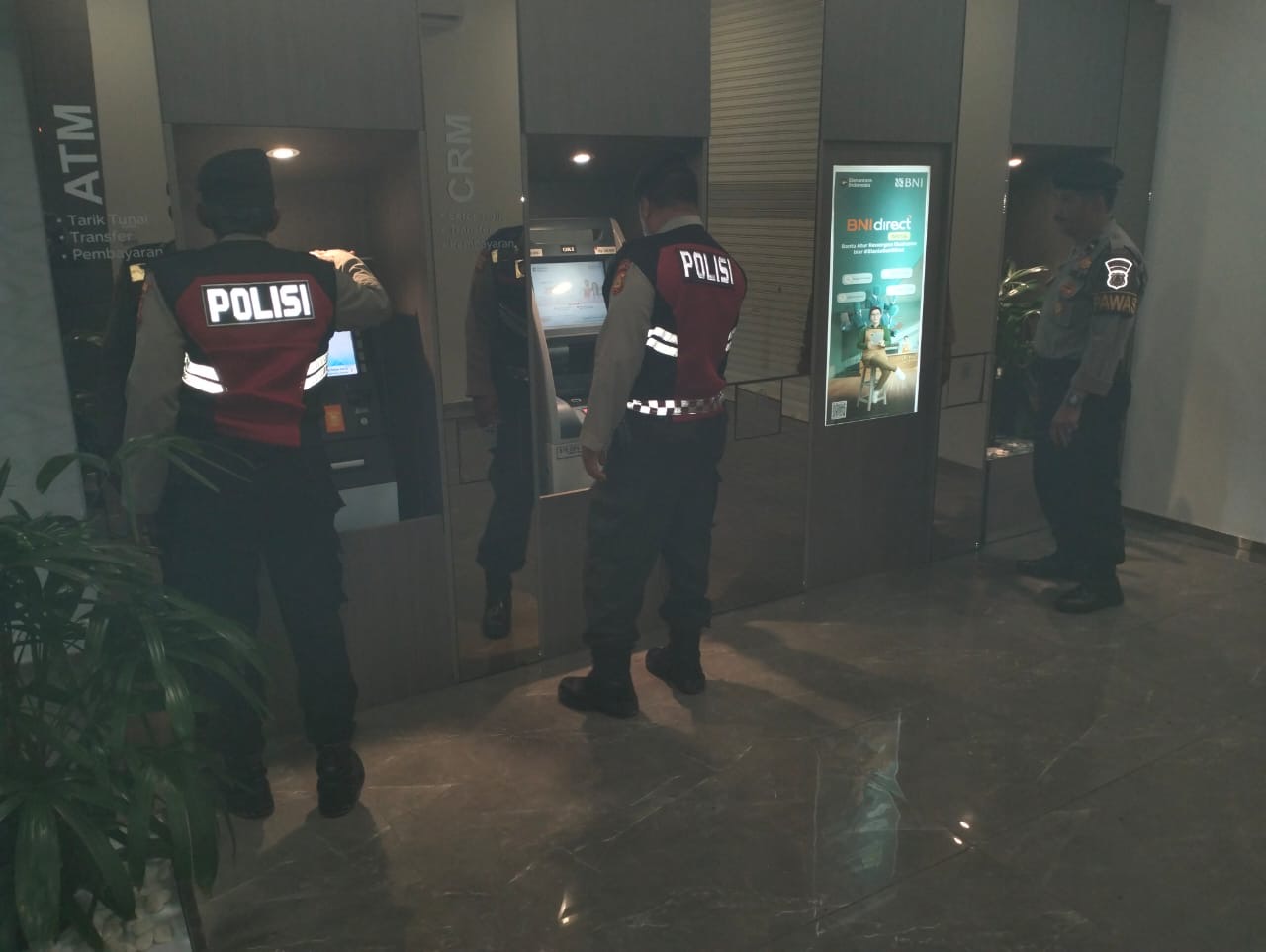 Jaga Keamanan Objek Vital Di Malam Hari, Samapta Polsek Abiansemal Sambangi Bank BNI