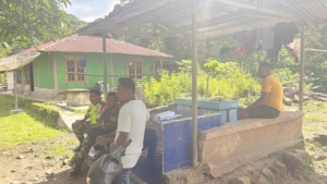 Situasi Kondusif, Babinsa Koramil 1602-04 Pantau Keamanan Wilayah Desa Aewora