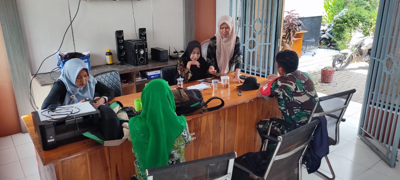 Sinergi Babinsa dan PPL Desa Desaloka Pastikan Pupuk Tepat Sasaran