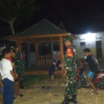 Patroli Malam Babinsa Koramil Sambelia, Ajak Warga Hindari Judi Online dan Miras