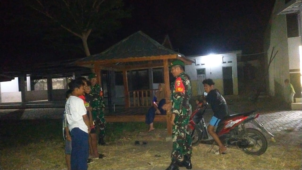 Patroli Malam Babinsa Koramil Sambelia, Ajak Warga Hindari Judi Online dan Miras