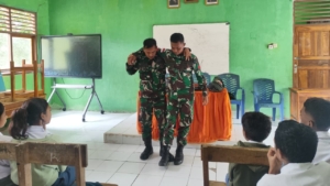 Satgas Pamtas RI–RDTL Ajarkan P3K kepada Siswa SMPN 1 Atap Kewar