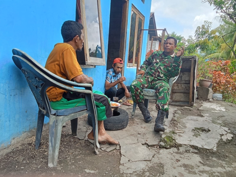 Jaga Kondusivitas Wilayah, Babinsa Wolwal Sambangi Warga Desa