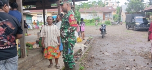 Babinsa Desa Welai Selatan Jaga Stabilitas dan Ketertiban Pasar Tradisional