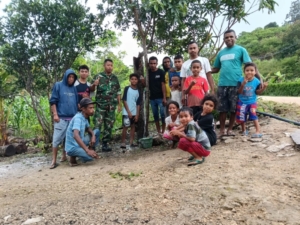 Air Bersih Mengalir, Babinsa Koramil Mollo Utara Bantu Warga Netpala