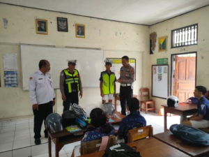 Police Goes To School” Safety Riding Sat Lantas Polres Karangasem di SMP N 3 Bebandem