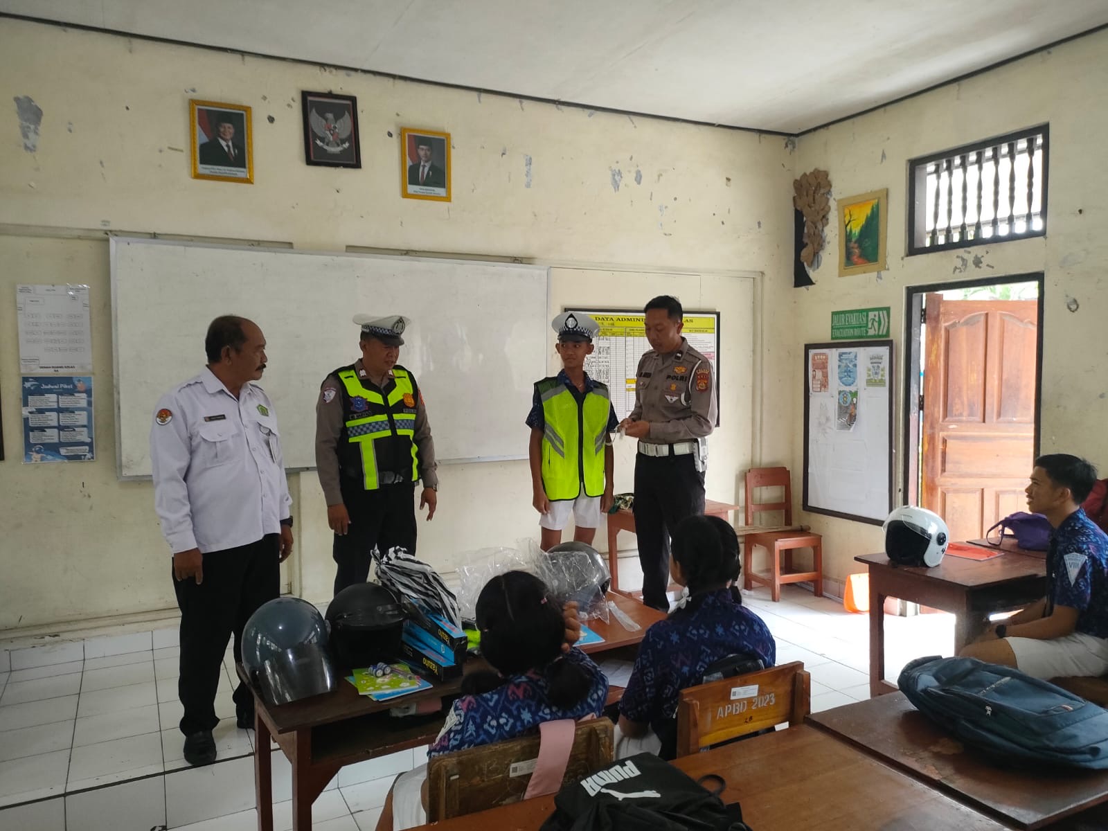 Police Goes To School” Safety Riding Sat Lantas Polres Karangasem di SMP N 3 Bebandem