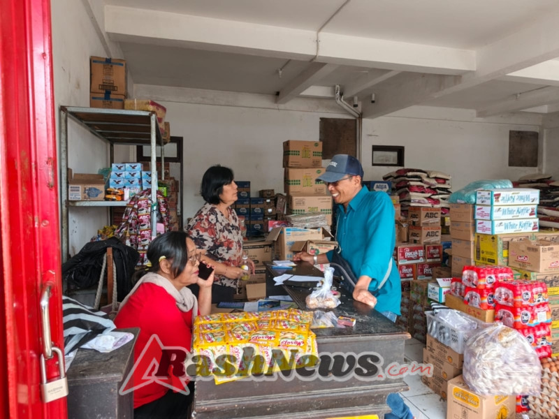 Unit Intelkam Polsek Susut Pastikan Stabilitas Harga dan Ketersediaan Sembako di Pasar Kayuambua  Bangli – Dalam rangka menjaga stabilitas keamanan serta memastikan ketersediaan dan kestabilan harga bahan kebutuhan pokok masyarakat, Unit Intelkam Polsek Susut melaksanakan pengamanan tertutup (Pamtup) dan monitoring harga serta stok sembako di Pasar Kayuambua, Desa Tiga, Kecamatan Susut, Kabupaten Bangli. Kegiatan tersebut dilaksanakan pada Sabtu, 3 Januari 2026, mulai pukul 07.00 WITA hingga 08.30 WITA, dengan melibatkan tiga personel Intelkam yang dipimpin langsung oleh Kanit Intelkam Polsek Susut, IPDA I Gde Putra Sentana. Monitoring dilakukan secara langsung dengan menyasar pedagang serta pengunjung pasar guna memperoleh data riil terkait harga dan ketersediaan bahan pokok, baik dari sektor pertanian, peternakan, maupun perindustrian. Selain itu, kegiatan ini juga bertujuan untuk mengantisipasi potensi gangguan kamtibmas serta fluktuasi harga yang dapat berdampak pada daya beli masyarakat. Berdasarkan hasil pemantauan di lapangan, harga komoditas dan kebutuhan pokok di Pasar Kayuambua hingga saat ini terpantau stabil. Ketersediaan stok sembako dinilai masih mencukupi, dengan pendistribusian berjalan lancar. Sementara itu, daya beli masyarakat serta aktivitas pengunjung pasar terpantau normal, tanpa adanya indikasi kelangkaan maupun lonjakan harga yang signifikan. Melalui kegiatan ini, Unit Intelkam Polsek Susut menegaskan komitmennya dalam mendukung stabilitas ekonomi masyarakat serta menciptakan situasi kamtibmas yang kondusif, khususnya di pusat-pusat aktivitas ekonomi rakyat.