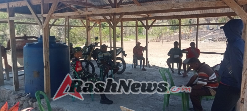 Melalui Komsos, Babinsa Tekankan Keamanan dan Kesehatan Masyarakat Desa Taunbaen Timur