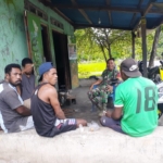 Melalui Komsos, Babinsa Ajak Warga Jaga Kerukunan dan Keamanan