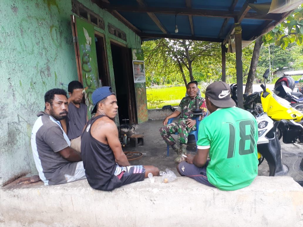 Melalui Komsos, Babinsa Ajak Warga Jaga Kerukunan dan Keamanan