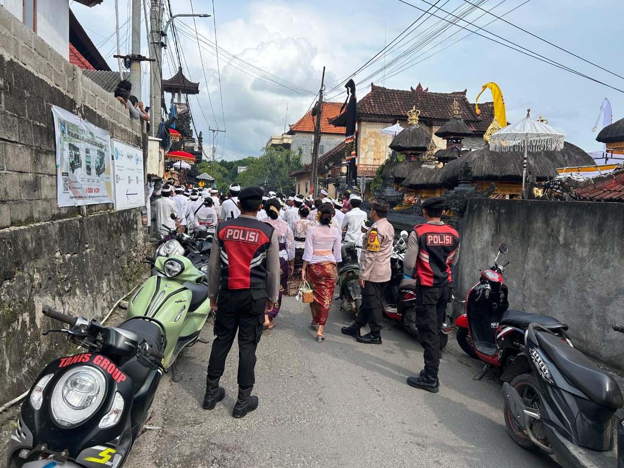 Bhabinkamtibmas Lembongan Amankan Prosesi Mepica dan Tari Sakral di Desa Lembongan.