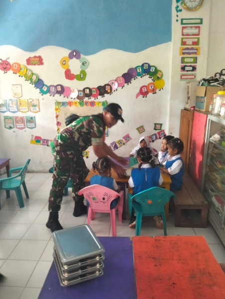 Babinsa Bakajaya Pastikan Penyaluran Makanan Gratis Berjalan Lancar