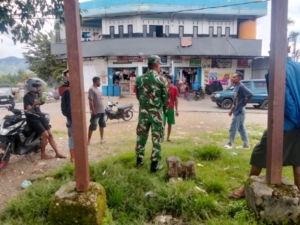 Monitoring Wilayah, Babinsa Teguhkan Kerukunan dan Keamanan Desa Sallu