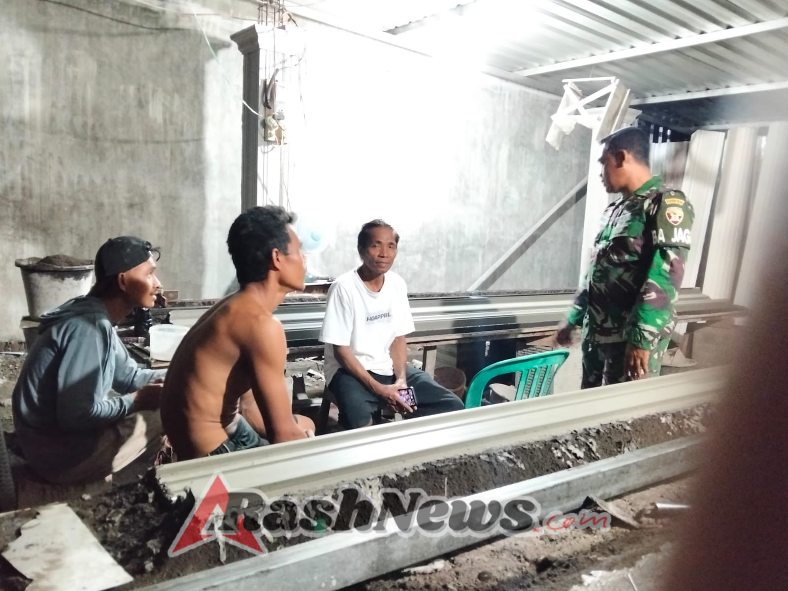 Anggota Piket Koramil 1628-03/Seteluk Gelar Patroli Malam Hari di Kecamatan Seteluk