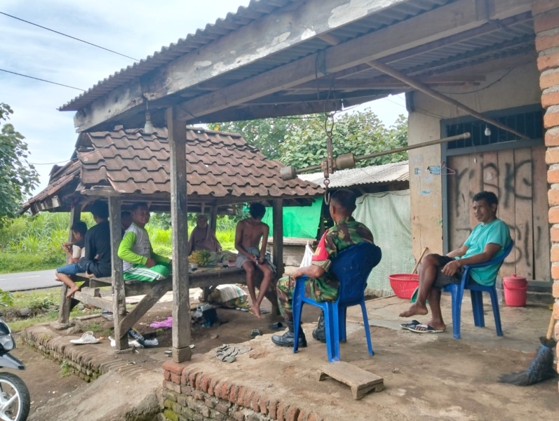 Sinergi Babinsa dan Warga Ciptakan Lingkungan Aman dan Kondusif