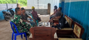 Pererat Kemitraan, Babinsa Kelanir Komsos Bersama Pekerja Dapur SPPG